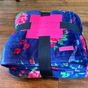 Betsey Johnson king size ultra soft plush blanket
